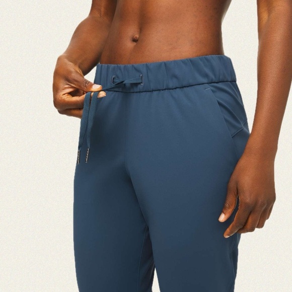 Lululemon On the Fly 7/8 Pant - Picture 4 of 9